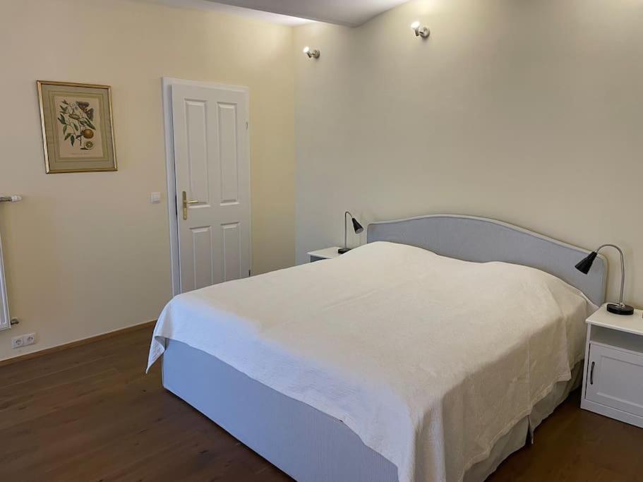 Quiet Close To Center Apartment *