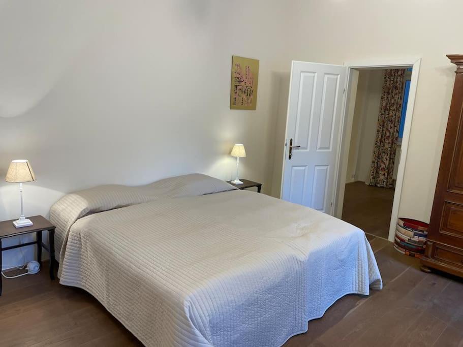 Quiet Close To Center Apartment *