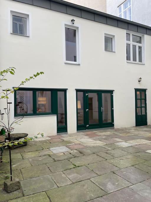 Quiet Close To Center Apartment *