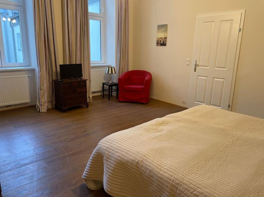 Quiet Close To Center Apartment *