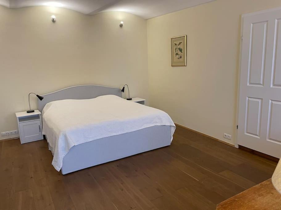 Quiet Close To Center Apartment *