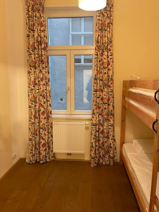 Quiet Close To Center Apartment *